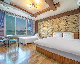 Bada Naeum Motel - Tongyeong - Habitación