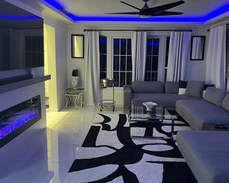 Modern Luxury Th, 24 Hrs Sec Gated Comm, Pvt Beach, Pool, Ocean Front, Wi-Fi, Ac - Negril - Salon