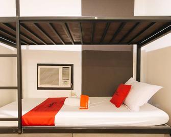 RedDoorz Plus At MM Hotel Las Pinas Former RedDoorz Plus Near Bamboo Organ - Las Piñas - Slaapkamer