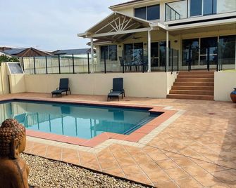 Large Coastal Retreat with Saltwater Pool Shell Cove - Shell Cove - Pool