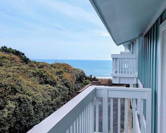 Steps to the beach! Hear the waves & feel the breeze! Your home away from home! - Pine Knoll Shores - Balcony