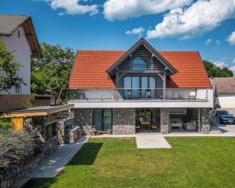 Vineyard Cottage Lan On The Hill - Happy Rentals - Semič - Edificio
