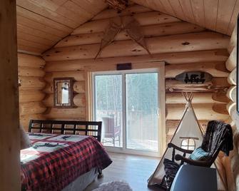 Wrangell Mountain Lodge- Private Bathroom with shower - McCarthy - Bedroom