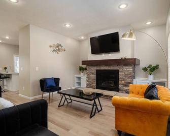 Corporate Housing By Mgm - Oak Creek - Вітальня