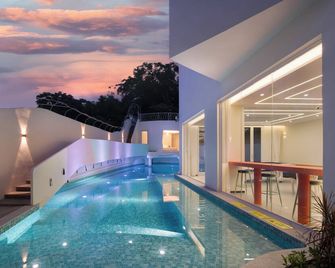 Sanya Shengge International Hostel - Sanya - Pool