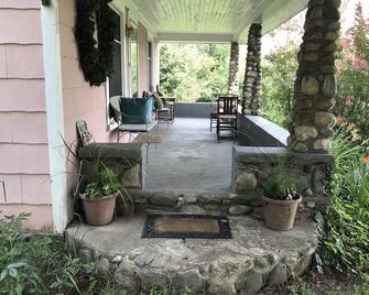 Quaint Farmhouse near Great Lakes - Kewadin - Patio