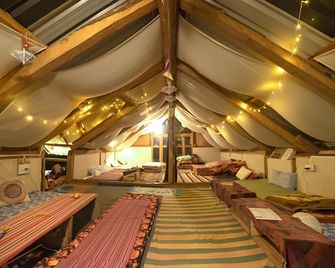 Zevibes Cafe & Guesthouse - Kullu - Bedroom