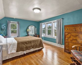 Steps from Downtown - Appleton - Bedroom