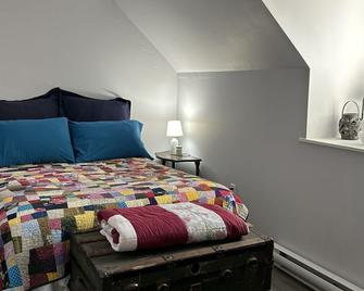 Millie's Bay Heaven - Historic Cottage on the Sea - Spaniard's Bay - Bedroom