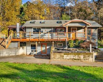 Lake View House with Beautiful 4.5 Acres to Explore - Camas - Building