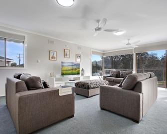 Hybiscus Waterfront Apartments - Lakes Entrance - Living room