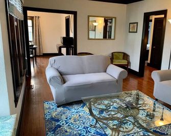 Tudor house stay-In Town Location! - Saint Charles - Huiskamer
