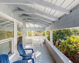 Bright, spacious getaway with full kitchen, furnished porch & WiFi - near trails - Mount Desert - Balcony