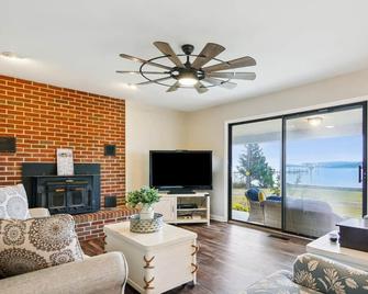 Short drive to Downtown Cambridge | Private Dock | Pool | 16.5 Acres | Guest Hou - Cambridge - Living room