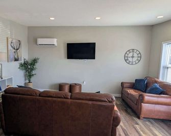Villa A Suite - Floydada - Living room
