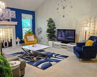 Beautiful Townhome 11 minutes to Downtown, Kansas City, 15 mins to MCI Airport . - Kansas City - Wohnzimmer