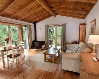 Chapel House, Pet Friendly, With Open Fire In Torridon - Torridon - Living room