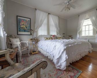 The Bryan House, Where History & Nature Meet! - Mission - Bedroom