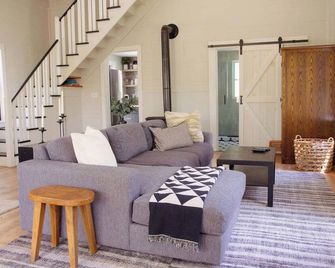 Fire Pit, Private & Stylish Birdsong Schoolhouse - Barryville - Living room