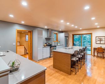Bright and spacious family home in beautiful Southcott Pines area in Grand Bend - Grand Bend - Kitchen