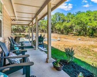 Gourmet Kitchen and Hot Tub - Charming Hill Country Retreat - Canyon Lake - Binnenhof