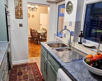 Cute Cottage in Egham Heathrow- 7 Guests 3 bedrooms - Egham - Kitchen