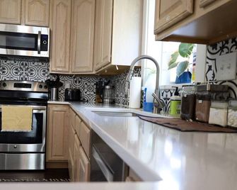 Modern Home In Heart Of Downtown Klamath Falls - Klamath Falls - Kitchen