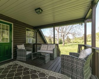 Creekside Cabin - Watkins Glen, Corning, Finger Lakes with Hot Tub - Corning - Patio