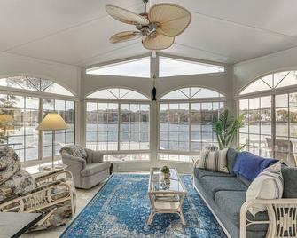 Fireplace, Deck and Grill Lake Ozark Family Retreat - Lake Ozark - Pokój dzienny