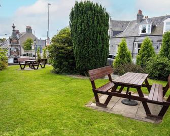 Haughton Arms Hotel - Alford - Patio