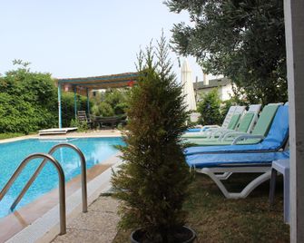 Arya hotel karaburun - Karaburun - Pool