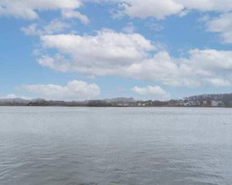 Gorgeous Waterfront 3 Bedroom, 1.5 Bathr - New Haven - Outdoors view