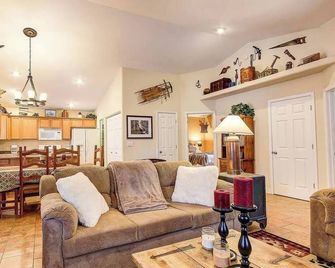 Welcome to Mountain Air. A Cozy Cabin in the Woods! - Flagstaff - Sala de estar