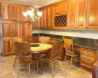 Luxury Riverfront Retreat: Pet Friendly: Bryce / Zion, Rafting, Fishing, Hiking - Hatch - Dining room
