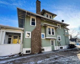 Craftsman's Main Floor With Huge Deck! - Willmar - Budova