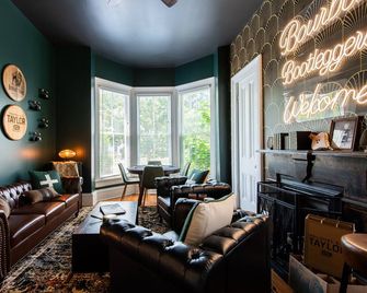 Two Miles to Buffalo Trace Speakeasy Hot Tub Gas Fire Pit - Frankfort - Living room