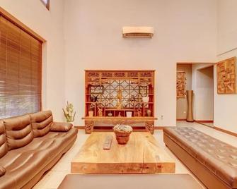 Zen Rooms Terogong Near Pondok Indah - Yakarta - Sala de estar