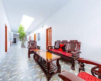Super OYO 598 Peony Hotel - Cam Ranh - Living room