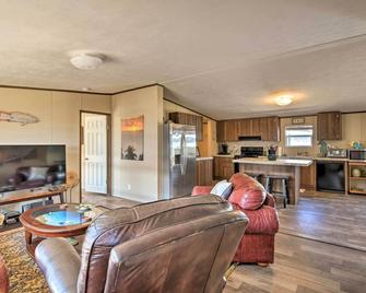 3 Mi to Beach Home with Deck in Port OConnor! - Port O'Connor - Sala de estar