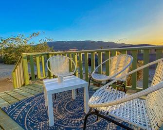 Funky Movie House, Stunning Views! 4 Min To Joshua Tree Park, Fire Pit & Pool - Twentynine Palms - Balkon