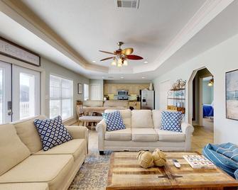 Beautiful Beach Cabin Close To Everything! - Crystal Beach - Wohnzimmer