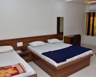 Hotel Golden & Guest House - Palanpur - Bedroom