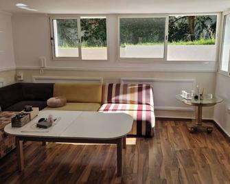 2 Bed Villa Sleeps 4 - Garden Wifi Parking - Temara