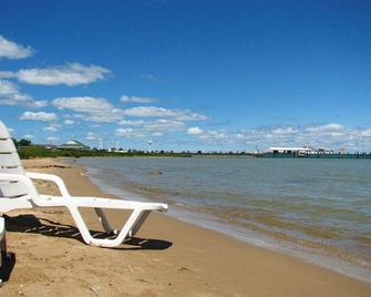 Blue Water Beachfront Hotel & Waterpark - Mackinaw City - Beach
