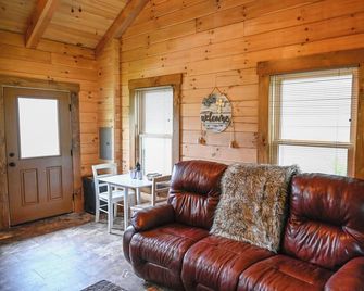 Peaceful and cozy equestrian saturated retreat - Pacific - Living room