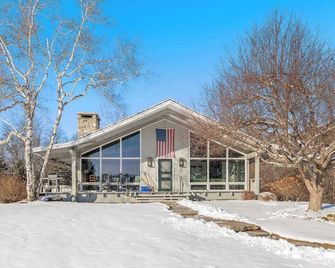 Private 7-BR Retreat on 12 Acres w/ Mountain Views - Dorset - Building