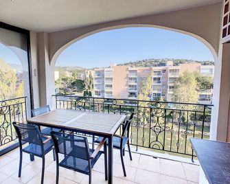 Quiet apartment with pool and close to the beach. - Sainte-Maxime - Balcone