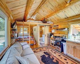 Mtn Views and Fireplace Cozy Trout Creek Tiny Home - Trout Creek - Sala de estar