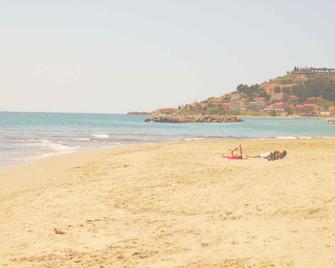 Idyll. Vacation herrl. View, tranquility, nature, garden with jacuzzi - Badalucco - Playa