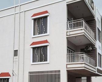 Homely Stay in Our Villa you and your family will enjoy to stay at our Villa. - Shirdi - Building